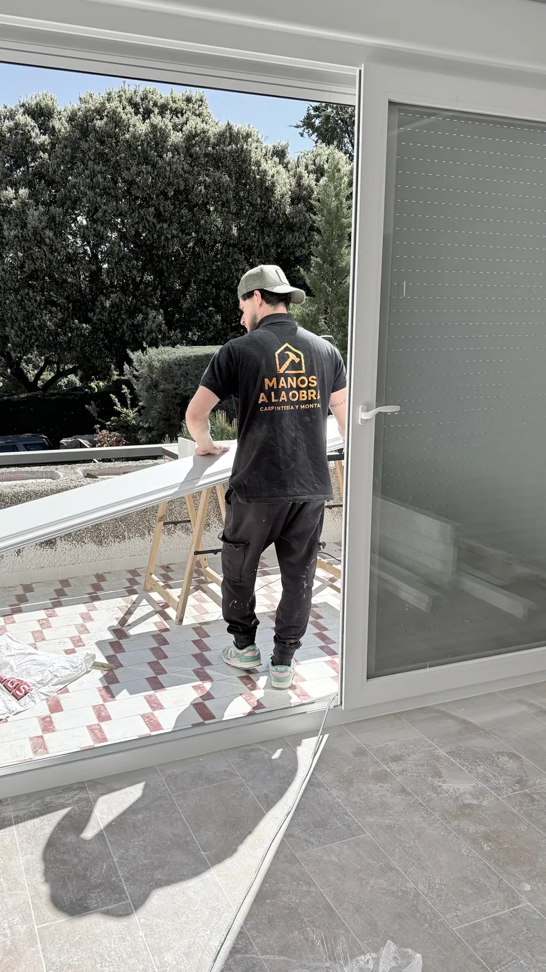 Carpintero de Manos a la Obra trabajando en una obra en Madrid