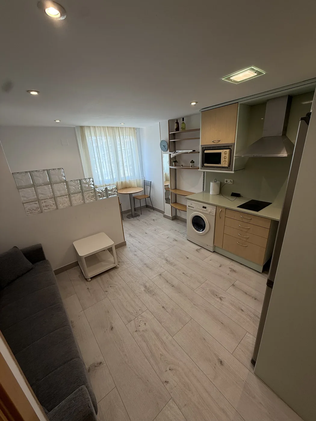 Tarima flotante instalada en el salón de una vivienda en Madrid