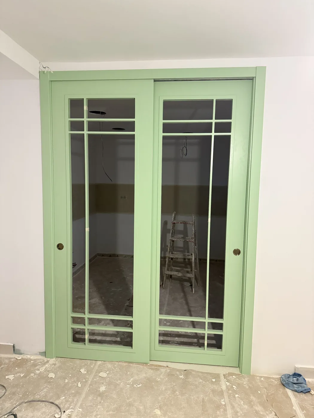 Puertas correderas de madera lacadas instaladas en Madrid